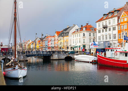 Le navi e gli edifici colorati in area di Nyhavn di Copenaghen. Foto Stock