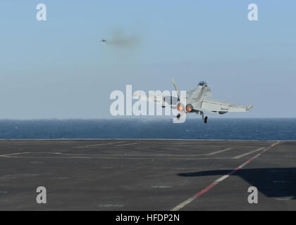 140317-N-CC806-091 Golfo di Oman (17 marzo 2014) un EA-18G Growler, assegnato all'???Zappers??? Di Attacco Elettronico Squadron 130, si lancia dal ponte di volo della portaerei USS Harry Truman (CVN 75). Harry Truman, ammiraglia di Harry Truman Carrier Strike gruppo, è distribuito negli Stati Uniti Quinta Flotta area di responsabilità condurre le operazioni di sicurezza marittima, teatro di supporto di sicurezza gli sforzi di cooperazione e sostegno all'Operazione Enduring Freedom. (U.S. Foto di Marina di Massa lo specialista di comunicazione di terza classe Blagoj B. Petkovski/RILASCIATO) U.S. Navy EA-18G Growler aircr Foto Stock