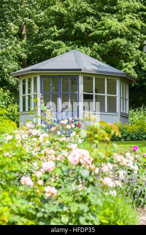 Immagine del lussureggiante giardino romantico con gazebo. Foto Stock