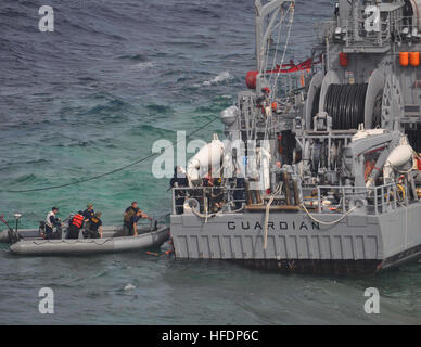 Mare di Sulu, Filippine (GEN. 22, 2013) DEGLI STATI UNITI Navy valutazione di soccorso ai membri del team di bordo la miniera contromisure nave USS Custode (MCM 5). La nave si è arenata su di Tubbataha Reef a Gennaio 17. Le operazioni per ripristinare in modo sicuro la nave minimizzando al contempo gli effetti ambientali sono condotte in stretta collaborazione con allied Filippine Guardia Costiera e marina. (U.S. Navy foto di Naval Aircrewman (Tactical elicottero) terza classe Geoffrey Trudell/RILASCIATO) 130123-N-ZZ999-027 Unisciti alla conversazione http://www.facebook.com/USNavy http://www.twitter.com/USNavy http://navylive.dodlive.mil U.S. Navy recuperare Foto Stock