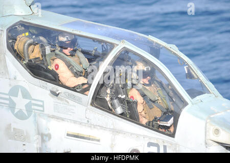 140407-N-AO823-105 Mar Arabico (7 aprile 2014) -- i piloti marittimi terra un AH-1 Super Cobra sul ponte di volo dell'multipurpose Amphibious Assault nave USS Bataan (LHD 5). Bataan è il fiore all' occhiello di Bataan anfibio gruppo pronto e, con l'avviato 22 Marine Expeditionary Unit, è distribuito come supporto di le operazioni di sicurezza marittima e di teatro la cooperazione in materia di sicurezza gli sforzi negli Stati Uniti Quinta Flotta area di responsabilità. (U.S. Foto di Marina di Massa Specialista comunicazione marinaio apprendista Michael J. Lieberknecht/ Rilasciato) Bataan anfibio gruppo pronto, 2014 140407 Distribuzione-N-AO823-105 Foto Stock