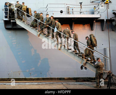 Stati Uniti Marines assegnato alla ventiduesima Marine Expeditionary Unit imbarcarsi a bordo multipurpose Amphibious Assault nave USS Bataan (LHD 5) Gen 15, 2010, in Morehead, N.C., durante i preparativi dei Bataan anfibio missione in rilievo per una risposta di emergenza sforzo in Haiti. Bataan defunti Naval Station Norfolk, Virginia, per fornire assistenza umanitaria e di emergenza in risposta i postumi del gen. 12, 2010, terremoto. (DoD foto di comunicazione di massa specialista in seconda classe Kristopher Wilson, U.S. Navy/RILASCIATO) 100115-N-5345W-090 (4282036222) Foto Stock