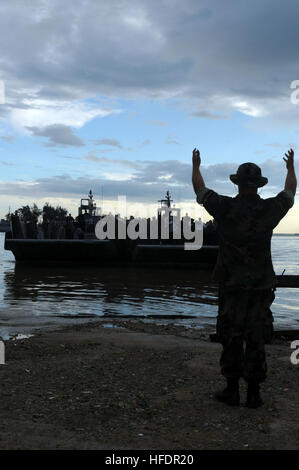 Petty Officer 2a classe Dustin Miller, assegnato alla spiaggia unità master 2, imbarcato a bordo dell'assalto anfibio nave USS Kearsarge, segnali due mestieri di atterraggio meccanizzato per la spiaggia zona di atterraggio uno in Santo Domingo. Kearsarge è la principale piattaforma per i Caraibi fase dell'aiuto umanitario/civic assistance mission, continuando promessa 2008, un pari-missione di partenariato che coinvolga gli Stati Uniti, Canada, Paesi Bassi, Brasile, Francia, Nicaragua, Panama, Colombia, Repubblica Dominicana, Trinidad e Tobago e della Guyana. Sbarco sulla spiaggia di Santo Domingo 122514 Foto Stock