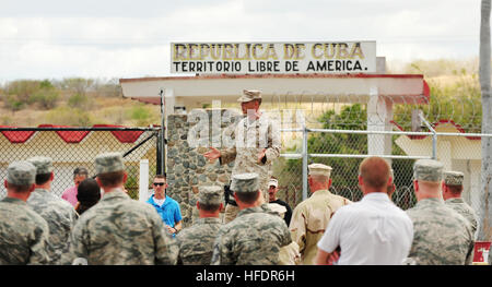 Marine Corps delle forze di sicurezza Company tour della North East Gate avvengono una volta al mese e sono aperte a U.S. Stazione navale di Guantánamo Bay e Joint Task Force personale. Qui, Troopers può ottenere una rara vista della guerra fredda-era di una barriera fisica tra il regime comunista e American naval station i lati di Cuba. Background: personale marino Sgt. Jonathan Whatley ha portato il 16 marzo in tour, che delved in Marine orgoglio e la stazione navale della storia tesa. Oltre il cancello 120316-N-RF645-181 Foto Stock