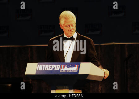 L'ex Presidente Bill Clinton parla durante il XVII annuale di saluto alla libertà la cena a bordo il recentemente ristrutturato Intrepid Sea, Air & Space Museum presso il Molo 86 in Manhattan, N.Y., nov. 6, 2008. I partecipanti hanno ricevuto una breve anteprima del museo è aggiornata e ampliata presenta, che apre al pubblico il 6 novembre 8, 2008. Quasi 1.500 marinai e Marines da USS Bataan (LHD 5) sono in visita a New York per una settimana di comunità eventi di outreach, escursioni giornaliere, la partecipazione nella città di veterani annuale parata del giorno e il supporto per la grandiosa riapertura del museo. (U.S. Navy foto di comunicazione di massa Specialis Foto Stock