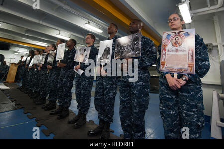 130212-N-DI878-062 OCEANO PACIFICO (feb. 12, 2013) marinai tenere foto di attivisti per i diritti civili, servizio armato veterani e significativo di persone ed eventi nel corso di una storia nero mese celebrazione nel castello di prua a bordo della Nimitz-class portaerei USS Carl Vinson (CVN 70). Carl Vinson è in corso conduzione di avvicinamento di precisione del sistema di atterraggio (PALS) e ponte di volo di certificazioni. (U.S. Foto di Marina di Massa lo specialista di comunicazione di terza classe Giovanni Squadrito/RILASCIATO) Storia nero mese celebrazione 130212-N-DI878-062 Foto Stock