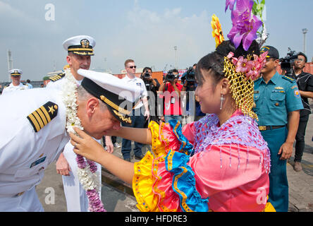 Stati Uniti 7 ammiraglia della flotta USS Blue Ridge comandante, cap. Daniel C. Grieco, riceve un benvenuto lei di fiori durante le cerimonie di apertura della nave dell'arrivo a Jakarta, Indonesia. Queste visite porta rappresentano un' opportunità per Blue Ridge per servire come ambasciatori di buona volontà degli Stati Uniti; la promozione della pace e della stabilità nella regione e dimostrando l'impegno di partenariati regionali e promuovere le relazioni. BLR-indonesiana sostenere partnership 120511-N-CP762-257 Foto Stock