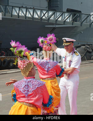 Stati Uniti 7 ammiraglia della flotta USS Blue Ridge comandante, cap. Daniel C. Grieco, viene accolto con un tradizionale indonesiano di danza di benvenuto durante le cerimonie di apertura della nave dell'arrivo a Jakarta, Indonesia. Queste visite porta rappresentano un' opportunità per Blue Ridge per servire come ambasciatori di buona volontà degli Stati Uniti; la promozione della pace e della stabilità nella regione e dimostrando l'impegno di partenariati regionali e promuovere le relazioni. BLR-indonesiana sostenere partnership 120511-N-CP762-261 Foto Stock
