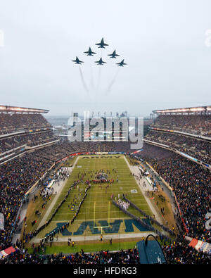 PHILADELPHIA (dec. n. 14, 2013) - I PILOTI assegnati per gli Stati Uniti Navy dimostrazione di volo squadrone, Blue Angels, eseguire un cavalcavia prima del calcio d'inizio all'associazione atletica collegiale nazionale (NCAA) partita di calcio tra la U.S. Accademia Navale (marina) e gli Stati Uniti Accademia militare (esercito) al Lincoln Financial Field di Philadelphia, Sabato, Dicembre 14, 2013. (U.S. Foto di Marina di Massa lo specialista di comunicazione 1a classe Michael Lindsey /rilasciato) Blue Angels volare sul gioco Army-Navy 131214-N-SN160-031 Foto Stock