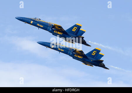 I Blue Angels guidano e si oppongono piloti solitari eseguono un Section High Alpha Pass presso la Naval Air Station Pensacola durante l'Homecoming Air Show, mostrando un volo di precisione come parte delle dimostrazioni nazionali dello U.S. Navy Flight Demonstration Squadron. Foto Stock