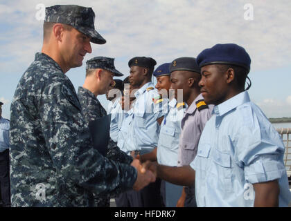 MAPUTO, Mozambico (feb. 10, 2010) Il comandante Mark Kesselring, Comandante della USS Nicholas (FFG 47), si congratula con un tanzaniane shiprider durante una cerimonia di laurea a bordo del flightdeck. L evento è stato parte dell Africa Partnership Stazione (AP) Oriente e ha contribuito al treno della Tanzania e marinai mozambicani in diverse aree della vita di bordo. APS East è intesa a rafforzare la Global Partnership marittimi attraverso corsi di formazione e altre attività di collaborazione. Alta Velocità nave Swift (HSV 2) e USS Nicholas (FFG 47) sono su una regolare distribuzione programmata all'interno degli STATI UNITI 6 area della flotta di respons Foto Stock