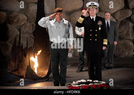 100215-N-0696M-146 Lt. Gen. Gabi Ashkenazi, capo della difesa militari israeliani Navy Adm. Mike Mullen, presidente del Comune di capi del personale presente una corona di fiori alla fiamma eterna a Yad Ve Shem Museo commemorativo di Holocaust in Gerusalemme nel febbraio 15, 2010. Mullen è su un tour di una settimana della regione visitando con i principali partner e alleati. (DoD foto di comunicazione di massa Specialist 1a classe Ciad J. McNeeley/RILASCIATO) 100215-N-0696M-146 (4362331385) Foto Stock