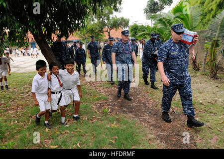 Velisti assegnati negli Stati Uniti. 7 ammiraglia della flotta USS Blue Ridge trasportare gli attrezzi e i materiali di consumo a Yayasan Pendidikan Banglin scuola durante un servizio alla comunità evento in Jakarta, Indonesia. Queste visite porta rappresentano un' opportunità per gli Stati Uniti 7 ammiraglia della flotta USS Blue Ridge il suo equipaggio a servire come ambasciatori di buona volontà degli Stati Uniti, a promuovere la pace e la stabilità nella regione e per dimostrare il loro impegno a partenariati regionali e favorire le relazioni. (U.S. Navy foto di Sottufficiali di terza classe Mel Orr) Blue Ridge costruisce amicizia con l'Indonesia 120514-N-XG305-747 Foto Stock