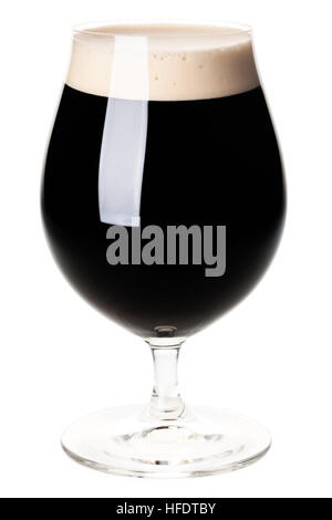 Pieno di birra vetro tulip di stout o porter isolati su sfondo bianco Foto Stock