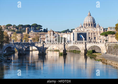 Roma, Italia - 31 ottobre 2016: Roma e Vaticano skyline della città da Ponte Umberto I, con la Basilica di San Pietro, il fiume Tevere , Ponte Sant Angelo (Ponte di Foto Stock