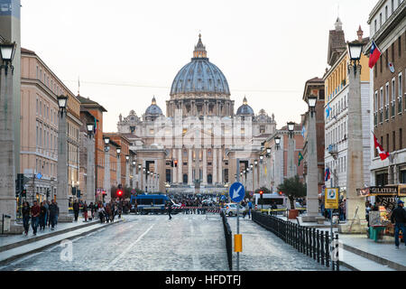 Roma, Italia - 1 Novembre 2016: street via Conciliazione e la Basilica di San Pietro in Vaticano in serata. Questa strada diretta è stata costruita durante la " Foto Stock