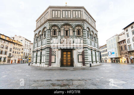 Firenze, Italia - 4 Novembre 2016: vista del Battistero di San Giovanni (Battistero di San Giovanni) nella mattina. Il battistero è uno dei più antichi sede, Foto Stock