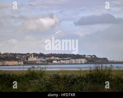 Pegwell Bay, Kent, si affaccia a nord verso Ramsgate Peninsula e Pegwell Bay Hotel con basse scogliere bianche Foto Stock