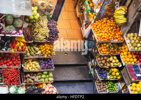 Firenze, Italia - 7 Novembre 2016: vista al di sopra del cibo nel verde shop nella città di Firenze. Supermercati cacciare dalle strade principali di cibi tradizionali Foto Stock