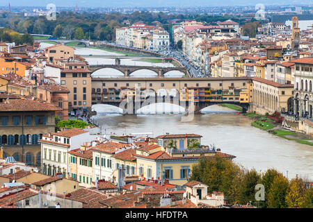 Firenze, Italia - 7 Novembre 2016: sopra la vista del Ponte Vecchio nella città di Firenze dal Piazzale Michelangelo. Il Ponte Vecchio è pietra medievali bridg Foto Stock