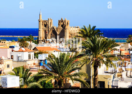 Paesaggio urbano attraverso Famagosta, Ammochostos,con il Lala Pascià Camil moschea. La parte settentrionale di Cipro, Foto Stock