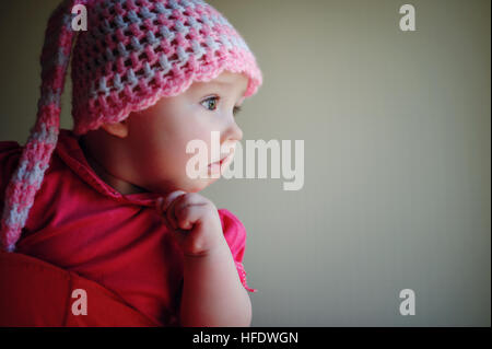 Bambina in rosa berretto lavorato a maglia Foto Stock