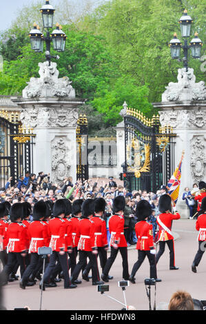 Modifica di guardia a Buckingham Palace Foto Stock