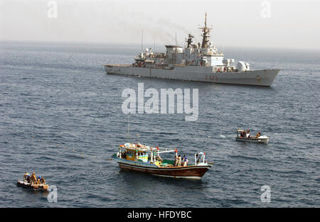 040503-N-7586B-081 Golfo di Oman (3 maggio 2004) la sua Scirocco (F 573) utilizza uno scafo rigido barca gonfiabile (RHIB) e un programma di utilità barca a bordo area locale dhow pesca durante le ricerche conforme di una dhow di pesca. L'Italiano classe Maestrale fregata rimane vicino per fornire funzioni di protezione aggiuntive e linee guida per il team di imbarco. La multinazionale combinati Task Force 150 (CTF-150) è stata istituita per monitorare, ispezione a bordo, e arrestare il sospetto che la spedizione di proseguire la guerra al terrorismo e include operazioni attualmente in corso nel nord saudita mare per sostenere l'Operazione Iraqi Freedom. Paesi cont Foto Stock