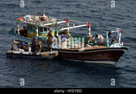 040503-N-7586B-086 Golfo di Oman (03 maggio 2004) - uno scafo rigido barca gonfiabile (RHIB) forma dispiegata l'Italiano classe Maestrale fregata la sua Scirocco (F 573) invia un team di imbarco per condurre una ricerca di un sambuco di pesca nella zona. La multinazionale combinati Task Force 150 (CTF-150) è stata istituita per monitorare, ispezione a bordo, e arrestare il sospetto che la spedizione di proseguire la guerra al terrorismo e include operazioni attualmente in corso nel nord saudita mare per sostenere l'Operazione Iraqi Freedom. Paesi contribuendo alla (CTF-150) includono attualmente Australia, Canada, Francia, Germania, Italia, Pakistan, nuovo Foto Stock