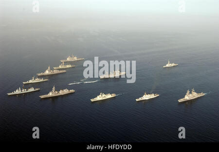 040506-N-7586B-141 Golfo di Oman (06 maggio 2004) - Navi e carena rigida imbarcazioni gonfiabili (RHIB) assegnato alla combinazione di task force uno cinque Zero (CTF-150) assemblare in una formazione per una foto esercizio. La multinazionale combinati Task Force uno cinque Zero (CTF-150) è stata istituita per monitorare, ispezione a bordo, e arrestare il sospetto che la spedizione di proseguire la guerra al terrorismo e include operazioni attualmente in corso nel nord saudita mare per sostenere l'Operazione Iraqi Freedom. Paesi contribuendo alla CTF-150 includono attualmente Australia, Canada, Francia, Germania, Italia, Pakistan, Nuova Zelanda, Spagna, Regno K Foto Stock