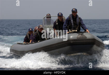 040506-N-7586B-314 Golfo di Oman (06 maggio 2004) - velisti assegnati al team di imbarco dalla Nuova Zelanda fregata HMNZS Te Mana (F 111) uomo uno scafo rigido barca gonfiabile (RHIB) per condurre una ricerca di dhow di pesca nella zona. La multinazionale combinati Task Force uno cinque Zero (CTF-150) è stata istituita per monitorare, ispezione a bordo, e arrestare il sospetto che la spedizione di proseguire la guerra al terrorismo e include operazioni attualmente in corso nel nord saudita mare per sostenere l'Operazione Iraqi Freedom. Paesi contribuendo alla CTF-150 includono attualmente Australia, Canada, Francia, Germania, Italia, Pakistan, Foto Stock