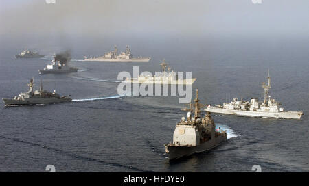 040506-N-7586B-290 Golfo di Oman (06 maggio 2004) - navi assegnate alla combinazione di task force uno cinque Zero (CTF-150), assemblare in una formazione per una foto esercizio. La multinazionale combinati Task Force uno cinque Zero (CTF-150) è stata istituita per monitorare, ispezione a bordo, e arrestare il sospetto che la spedizione di proseguire la guerra al terrorismo e include operazioni attualmente in corso nel nord saudita mare per sostenere l'Operazione Iraqi Freedom. Paesi contribuendo alla CTF-150 includono attualmente Australia, Canada, Francia, Germania, Italia, Pakistan, Nuova Zelanda, Spagna, Regno Unito e Stati Uniti. Stati Uniti Nav Foto Stock