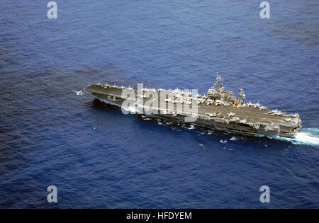 040507-N-0120R-002 Mare delle Filippine (7 maggio 2004) - vista aerea di un F/A-18 Hornet lanciando fuori la prua della portaerei USS Kitty Hawk (CV 63) durante le operazioni di volo. Kitty Hawk sta conducendo operazioni di volo nel Mare delle Filippine. Stati Uniti Navy foto dal fotografo di Mate 2a classe William H. Ramsey (rilasciato) Navy US 040507-N-0120R-002 vista aerea di un F-A-18 Hornet lanciando fuori la prua della portaerei USS Kitty Hawk (CV 63) durante le operazioni di volo Foto Stock