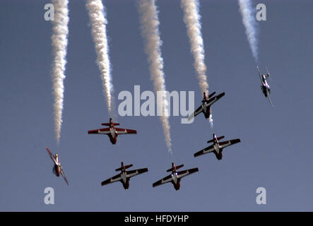 040514-N-0295M-013 Andrews Air Force Base, Md. (14 maggio 2004) - Le forze canadesi aria team di dimostrazione, 'Snowbirds', preparare per separare gli uni dagli altri come loro dive verso il centro mostra al 2004 Servizio Congiunto Open House. Il 'Snowbirds' fly un film costituito da nove Canadair CT-114 Tutor di base di formazione pilota aeromobili. La Open House, svoltasi a maggio 14-16 th della Andrews Air Force Base, Md., ha montrato civili e aerei militari da la nazione delle forze armate, che ha fornito molte dimostrazioni di volo statico e visualizza. Stati Uniti Navy foto dal fotografo di Mate 2a classe Daniel J. McLain. (R Foto Stock