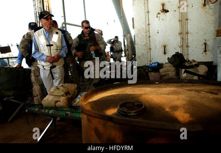 040520-N-7586B-083 Golfo Arabico (20 maggio 2004) - Il segretario della Marina Militare, Gordon R. Inghilterra, visite marinai e Marines a bordo Al Basrah terminale petrolifero (RELATIVE AL), il controllo delle loro condizioni di vita e touring l'olio impianto. Segretario Inghilterra ha espresso il suo sostegno durante un tour pianificato di sedi distribuite, parlando con le truppe di stanza NEGLI STATI UNITI Il comando centrale e l'area di responsabilità. Stati Uniti Navy foto dal fotografo di mate 1. Classe Bart A. Bauer (rilasciato) Navy US 040520-N-7586B-083 segretario della Marina Militare, Gordon R. Inghilterra, visite marinai e Marines a bordo Al Basrah Te di olio Foto Stock