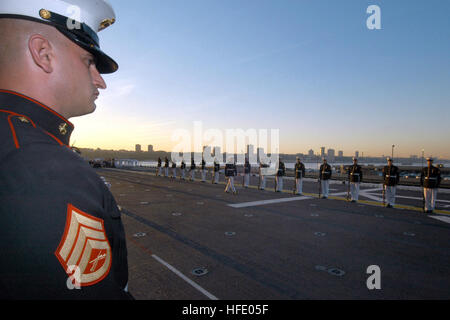 040530-N-6204K-012 New York City, N.Y. (30 maggio 2004) - Membri del Marine Corps Silent Drill Team effettuano sul ponte di volo dell'assalto anfibio nave USS Iwo Jima (LHD 7) per un tramonto sfilata durante la settimana della flotta 2004 nella città di New York. Il Marine Corps Silent Drill Team treni per diverse ore ogni giorno per perfezionare il loro mestiere. Oltre 4.000 marinai, Marine e le coste guardie su 12 navi hanno partecipato a questo anno la flotta della settimana dal 26 maggio al 2 giugno. Stati Uniti Navy foto dal fotografo di Mate Airman Knoell cristiana (rilasciato) Navy US 040530-N-6204K-012 membri del Marine Corps Silent Drill T Foto Stock