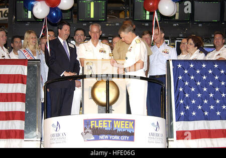 040601-N-6371Q-096 New York City (Jun. 1, 2004) - Comandante, U.S. Seconda flotta/NATO colpisce flotta Atlantico e le forze navali della Flotta del Nord Est, Vice Adm. Gary Roughead, destra, suona il campanello di apertura presso la American Stock Exchange, durante il XVII flotta annuale settimana a New York. Comandante del Gruppo Sommergibili dieci, posteriore Adm. Jeffrey B. Cassias, centro e Presidente e Chief Executive Officer di American Stock Exchange Salvatore F. Sodano, guarda su. Oltre 4.000 marinai, Marine e le coste guardie su 12 navi partecipano in questo anno la flotta della settimana dal 26 maggio al 2 giugno. Stati Uniti Navy foto da Photo Foto Stock