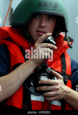 040608-N-1512S-021 Oceano atlantico (Jun. 8, 2004) Ð il marinaio Michael Lockwood sorge guarda a bordo dell'assalto anfibio nave USS Kearsarge (LHD 3) durante un rifornimento in corso con la rapida fornitura di combattimento nave USS Detroit (AOE 4). Kearsarge è dispiegato per elementi di trasporto del ventiquattresimo Marine Expeditionary Unit (MEU) aria Elemento di combattimento alla centrale di comando Area di responsabilità a sostegno dell'Operazione Iraqi Freedom (OIF) e la guerra globale al terrorismo. Stati Uniti Navy foto di PhotographerÕs Mate Airman Kenny Swartout (rilasciato) Navy US 040608-N-1512S-021 Seaman Michael Lockwood sorge guarda ab Foto Stock