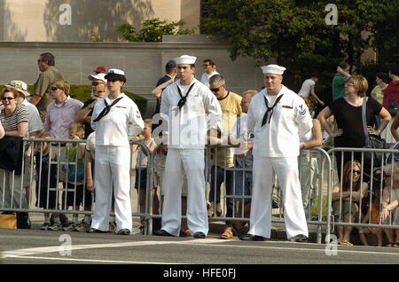 040609-A-3085H-148 Washington, D.C. (9 giugno 2004) - velisti assegnati al quartiere navale di Washington (NDW) partecipano a un cordone su Constitution Avenue. Il cordone sarà a posto mentre la precessione portando la bandiera-drappeggiato scrigno di ex Presidente Ronald Reagan all Constitution Avenue per gli Stati Uniti Capitale. Funerali di Stato sarà condotta tardi venerdì mattina presso la Cattedrale Nazionale di Washington, dove il Presidente Bush darà all'elogio. Stati Uniti Foto dell'esercito da Staff Sgt. Robert Hyatt (rilasciato) Navy US 040609-A-3085H-148 velisti assegnati al quartiere navale di Washington (NDW) partecipare Foto Stock