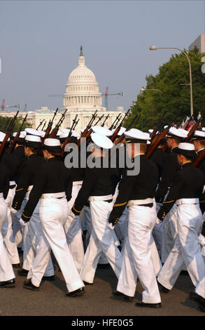 040609-N-1810F-003 Washington, D.C. (Jun. 9, 2004) - USA Il Guardiamarina della marina militare da parte degli Stati Uniti Accademia navale marzo giù Costituzione Boulevard durante l ex Presidente Ronald Reagan il corteo funebre, come a cavallo il cassettone portando Reagan bandiera-drappeggiato scrigno procede alla Capitale della Nazione in cui egli si troverà nello stato in Campidoglio Rotunda. Funerali di Stato sarà condotta tardi venerdì mattina presso la Cattedrale Nazionale di Washington, dove il Presidente Bush darà all'elogio. Il Venerdì, 11 giugno il Presidente Reagan il corpo ritornerà alla California, per una sepoltura privata servizio. Stati Uniti Navy foto di foto Foto Stock