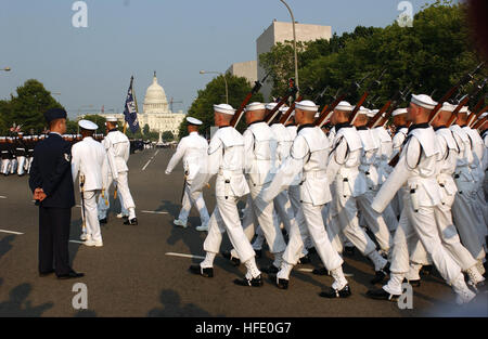 040609-N-1810F-006 Washington, D.C. (Jun. 9, 2004) - USA I marinai della marina marzo giù Costituzione Boulevard durante l ex Presidente Ronald Reagan il corteo funebre, come a cavallo il cassettone portando Reagan bandiera-drappeggiato scrigno procede alla Capitale della Nazione in cui egli si troverà nello stato in Campidoglio Rotunda. Funerali di Stato sarà condotta tardi venerdì mattina presso la Cattedrale Nazionale di Washington, dove il Presidente Bush darà all'elogio. Stati Uniti Navy foto dal fotografo compagno del 3° classe Frantom Todd (rilasciato) Navy US 040609-N-1810F-006 U.S. I marinai della marina marzo giù Costituzione Boulevard du Foto Stock