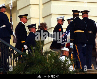 La ex First Lady Nancy Reagan tocca il feretro. Ex Presidente Ronald Wilson Reagan Funerali di Stato il 9 giugno 2004. Il giacenti nello Stato del Presidente Reagan si terrà nella Sala Rotonda Campidoglio degli Stati Uniti in Washington, D.C. dal giugno 09-11, 2004. US Army foto da parte del personale il sergente George Sebastian, 55th Signal Company (lotta contro la telecamera) (Non rivisto) Navy US 040609-A-5968S-064 ex First Lady Nancy Reagan tocca la bandiera-drappeggiato scrigno di ex Presidente Ronald Reagan sui passi dell'U.S. Capitol Foto Stock