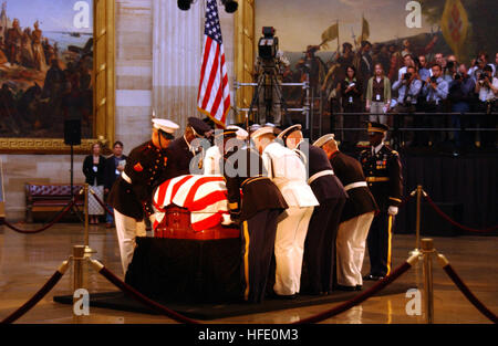 Gli Stati Uniti Militari di guardia d'onore si prepara a spostare lo scrigno dell ex Presidente Ronald Wilson Reagan, dall'interno della Rotunda alla cattedrale del 11 giugno 2004. La giacente in stato di presidente Reagan è stato tenuto nella Sala Rotonda Campidoglio degli Stati Uniti in Washington D.C. US Army foto di SPC Preston guance, 55th Signal Company (lotta contro la telecamera) (Non rivisto) Navy US 040609-A-8024C-010 cerimoniale di guardia d'onore preparare per spostare il flag-drappeggiato scrigno di ex Presidente Ronald Reagan durante il suo funerale di stato negli Stati Uniti Capitol Rotunda Foto Stock