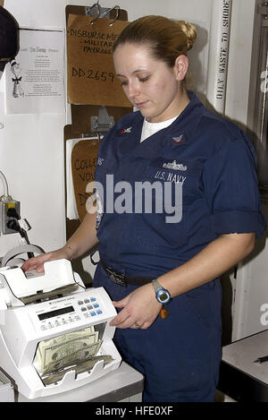 040616-N-4973G-031 Nord Oceano Pacifico (16 giugno 2004) - Erogazione addetto di seconda classe Danielle re di Newport News, Va. elettronicamente il denaro conta nell'ufficio pagatore a bordo della USS John C. Stennis (CVN 74). Stennis e avviato Carrier aria Wing quattordici (CVW-14) sono attualmente su un pianificate regolarmente la distribuzione. Stennis è anche uno dei sette aerei vettori coinvolti in estate 2004 impulsi. Impulso di estate 2004 è la distribuzione simultanea di sette aerei sciopero portante gruppi (CSGs), dimostrando la capacità della marina di fornire credibili la potenza di combattimento in tutto il mondo, in cinque l'attrezzoin Foto Stock