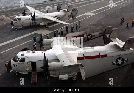 040616-N-8148A-121 Oceano Pacifico del Sud (16 giugno 2004) Ð due C-2A levrieri assegnato all'ÒProvidersÓ della flotta logistica squadrone di supporto tre Zero (VRC-30) arresto dei loro motori sul ponte di volo di Nimitz-class portaerei USS Ronald Reagan (CVN 76) dopo il trasporto uruguayano di illustri visitatori (DV) a bordo della nave. Reagan è attualmente circumnavigando il Sud America per il suo nuovo homeport di San Diego, California Stati Uniti Navy foto di PhotographerÕs Mate 3° di classe Kitt Amaritnant (rilasciato) Navy US 040616-N-8148A-121 due C-2A levrieri assegnati ai fornitori di servizi di logistica della flotta su Foto Stock