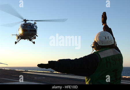 040617-N-8213G-048 Oceano Pacifico del Sud (17 giugno 2004) Ð Aviation BoatswainÕs Mate 2a classe Rodney Larkin, da Sacramento, California, terre un argentino SA-316 Alouette III elicottero contenente illustri visitatori (DV) sul ponte di volo di Nimitz-class portaerei USS Ronald Reagan (CVN 76). Il SA-316 Alouette è un attacco leggero, trasporti, general-purpose elicottero militare. È in grado di trasportare un equipaggio di sei e di un armamento che comprendono una pistola o cannone, missili e siluri. Reagan è attualmente circumnavigando il Sud America per il suo nuovo homeport di San Diego, California Stati Uniti Navy foto di Foto Stock