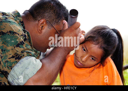 040627-N-1464F-011 Bellavista, Perù (27 giugno 2004) - USA Naval Reservist Lt. Anthony Edwards fornisce un locale ragazza peruviana con una centrale di controllo. Il team medico assegnato alla 4a forzare il servizio Gruppo di assistenza, 4° Battaglione medico di San Diego, California, ha esaminato 222 pazienti in San Pietro la chiesa di pescatori lungo il fiume NaNay in Perù. Il team ha poi guidato il fiume del Amazon per fornire cure mediche alle persone in zone remote del sud America come parte della UNITAS 45-04. Undici nazioni partner compresi quelli provenienti dagli Stati Uniti e America Latina sono venuti insieme per le cerimonie di apertura Foto Stock