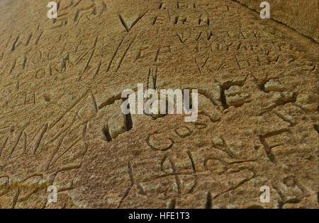 040707-N-8796S-054 Iwo Jima, Giappone (7 luglio 2004) Ð il suo militare degli Stati Uniti per tradizione i membri del servizio visitando Iwo Jima di scolpire il loro nome nella sabbia soffice pietra formazione di roccia, presso il sito di un intaglio, del famoso Mt. Suribachi bandiera del sollevamento. Il 555-Montaggio a piede Suribachi alloggiata una sette-storia struttura interna usato dal giapponese per la costituzione di riserve di armi, munizioni, radio, di carburante e di razioni alimentari. È stato catturato il 23 febbraio 1945 quando sette Marines hanno sollevato la bandiera americana sul vertice, immortalata dal fotografo Joseph Rosenthal della famosa fotografia. Stati Uniti Navy foto di PhotographerÕs Mate 2° C Foto Stock