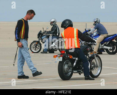 040708-N-8970J-002 San Diego, California (8 luglio 2004) - la sicurezza dei motocicli classe Capo istruttore Aviation Electronics Technician Dan Ganet mostra uno studente dove egli dovrebbe essersi fermato, durante il moto di formazione del conducente a navi ausiliarie campo di atterraggio (NALF), Imperial Beach. Driver usano le proprie motociclette per la mezza giornata di classe, che attualmente è obbligatorio per il servizio attivo personale che scegliere di guidare motocicli sulle installazioni militari. Stati Uniti Navy foto di Deris Jeannette (rilasciato) Navy US 040708-N-8970J-002 motociclo classe di sicurezza Capo istruttore Aviation Electronics Technician Dan Gane Foto Stock