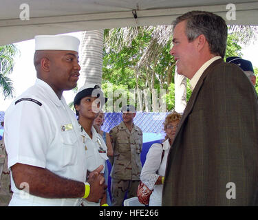 040712-N-0351R-001 Miami, Florida (Luglio 10, 2004) - Aviazione Ordnanceman 2a classe Robert D. Flake da Fort Smith, arca. e comunicazioni interne 2a classe Tanya Santiago di Lakehurst, N.J., ha incontrato il governatore della Florida Jeb Bush, 10 Luglio durante il saluto a Florida Eroi a Bayfront Park nel centro cittadino di Miami, in Florida, l'evento è stato sponsorizzato da Miami-Dade County, la città di Miami e la Guardia Nazionale e presentava attività per bambini e cibo internazionale equo, un multi-culturale di concerto evento e si è conclusa con un spectaculaaar spettacolo di fuochi d'artificio. A scaglie e Santiago sono stazionati presso la Marina Recruitin Foto Stock